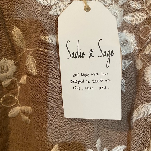 NWT Sadie & Sage top with embroidered flowers - Picture 8 of 10